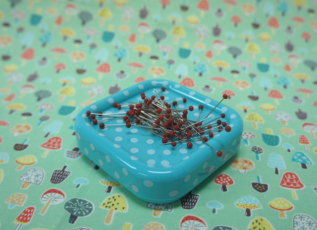 《Prym》プリム　ドイツ・ マグネットピンキーパー 待針90本付（0.6ｘ30ミリ） グラスヘッドピン 限定色 ミントグリーン 85mm×85mm×25mm Magnetic Pin Cushion マグネットピンクッション