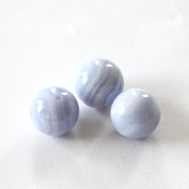 ブルーカルセドニー　１４mm 丸玉（両穴）