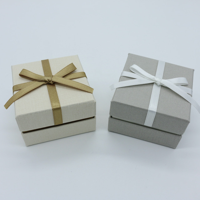 ギフトボックス　小さなリボン付 (ベージュ / グレー）