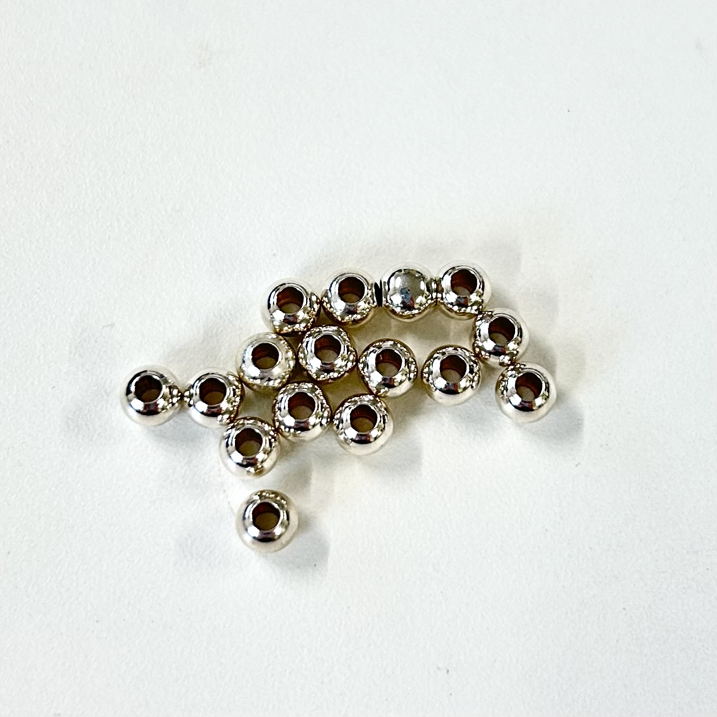 シルバーボール ５mm　（両穴）　