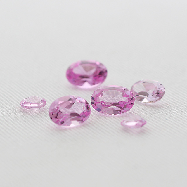 合成ローズサファイヤ　５×７ｍｍ　オーバルカット