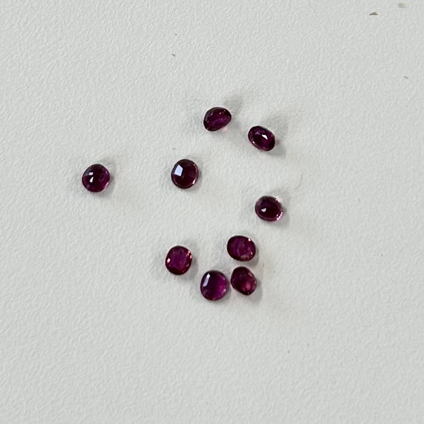 ルビー 　オーバルカット　３×３．５mm　
