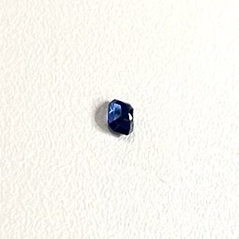 サファイヤ　　カット　角きり　３．５x２．９mm