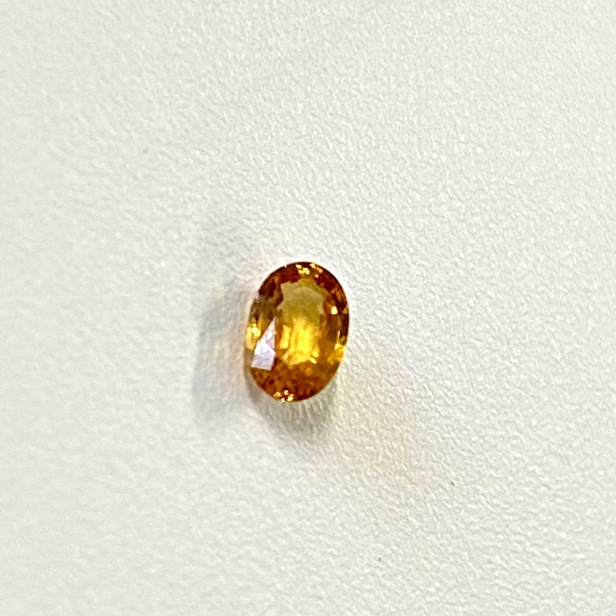 イエローサファイヤ　オーバルカット　４．８ｘ７ｍｍ