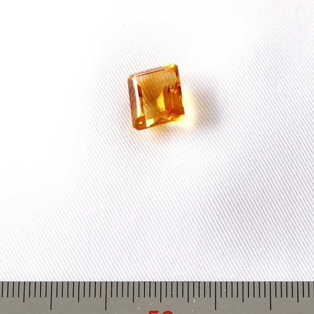 シトリン　１２．２×１０ｍｍ　高さ約６．３ｍｍ　エメラルドカット
