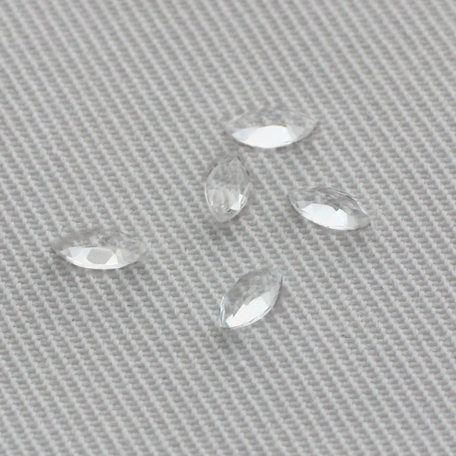 ホワイトトパーズ　１．８ｘ３．５ｍｍ マーキスカット