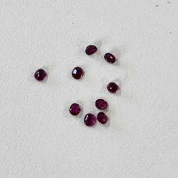 ルビー 　オーバルカット　３×３．５mm　