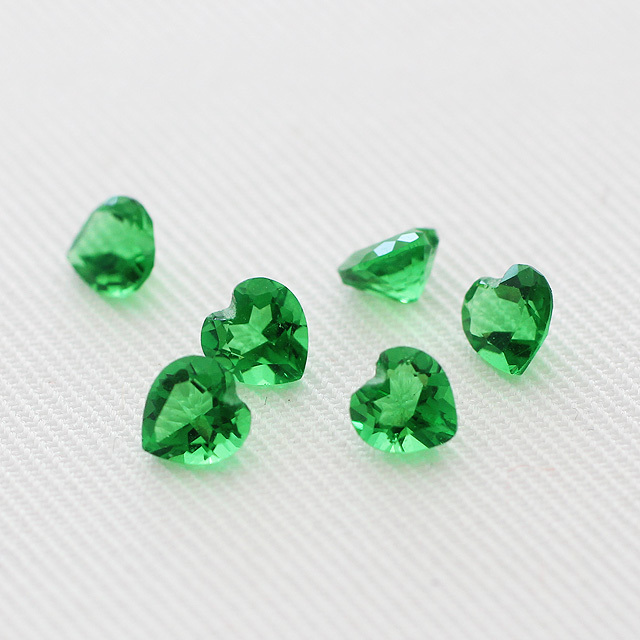 エメラルドグラス 4mm ハートカット