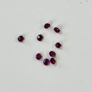ルビー 　オーバルカット　３×３．５mm　