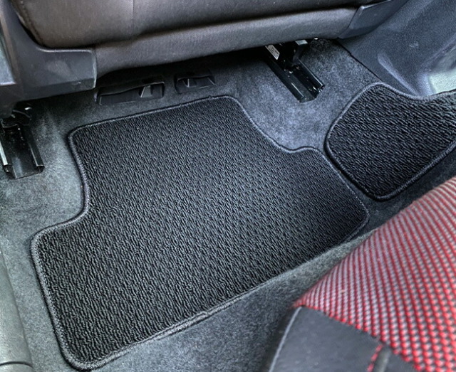 車 AudiQ2純正フロアマット新品