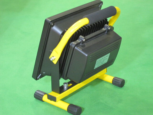 充電式LED投光器 防水仕様 昼光色 20W 200W相当 6．5時間