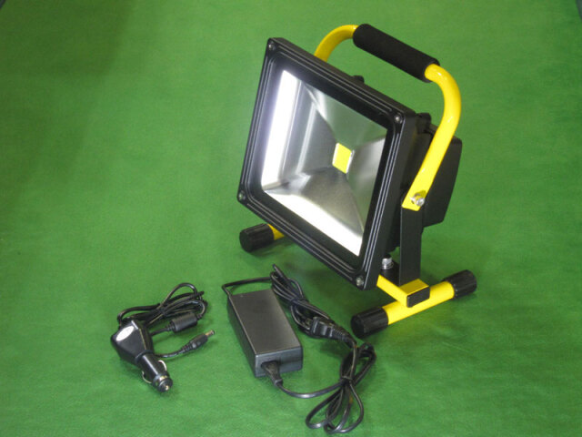 充電式LED投光器 防水仕様 昼光色 20W 200W相当 6．5時間
