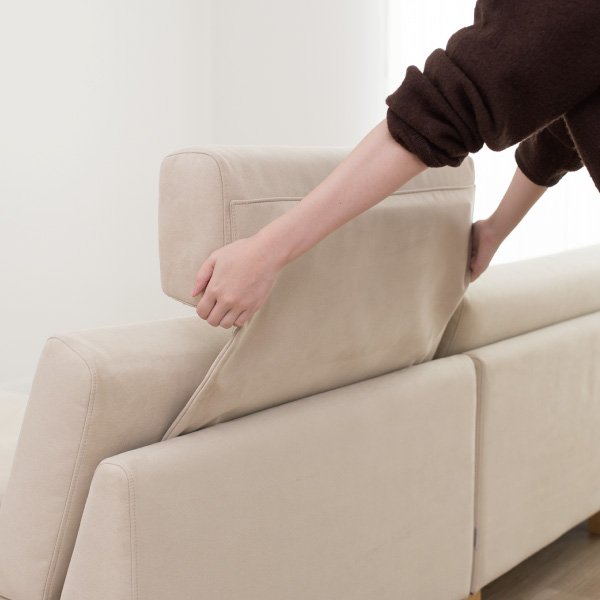 シナモンソファのヘッドレストは差し込み式で簡単に取り付け・取り外し可能