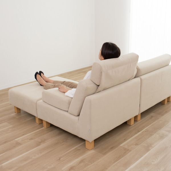 シナモンソファに専用のヘッドレストを取り付けて寛ぎの時間を。