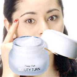 【送料無料】気になる小ジワ部分に少量をつけるだけで天然ミネラルファクター、シアバター、ローヤルゼリーなどがシワやたるみにはたらきかけ、即効的にリフトアップ効果をあらわします！：トミーリッチ　ビューティターン