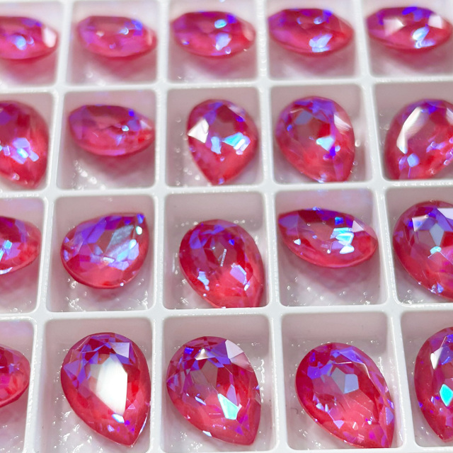 オーロラクリスタルのドロップ形状のロイヤルレッドディライトの画像