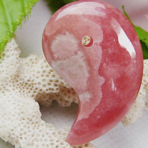 インカローズ ロードクロサイト 勾玉[K1-1352]