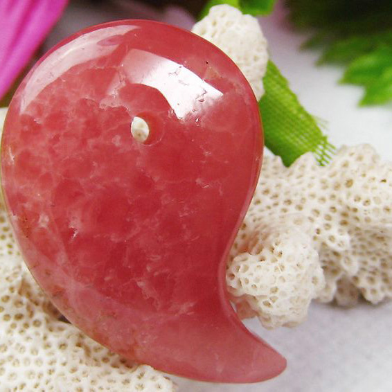 インカローズ ロードクロサイト 勾玉[K1-1355]