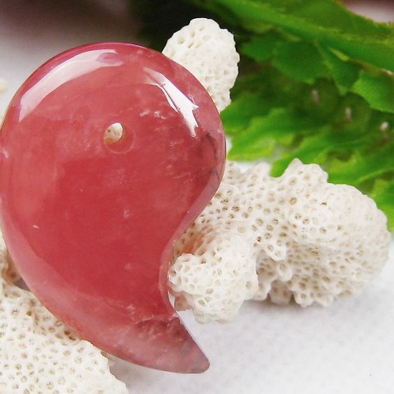 インカローズ ロードクロサイト 勾玉[K1-1357]