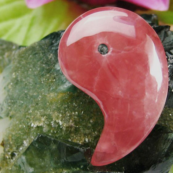 インカローズ ロードクロサイト 勾玉[K1-1359]