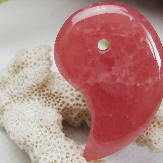 インカローズ ロードクロサイト 勾玉[K1-1360]