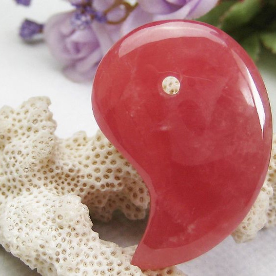 インカローズ ロードクロサイト 勾玉[K1-1361]