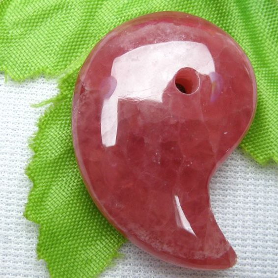 インカローズ ロードクロサイト 勾玉[K1-1369]