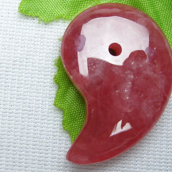 インカローズ ロードクロサイト 勾玉[K1-1373]