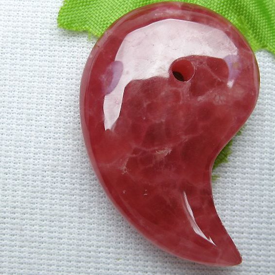 インカローズ ロードクロサイト 勾玉[K1-1374]