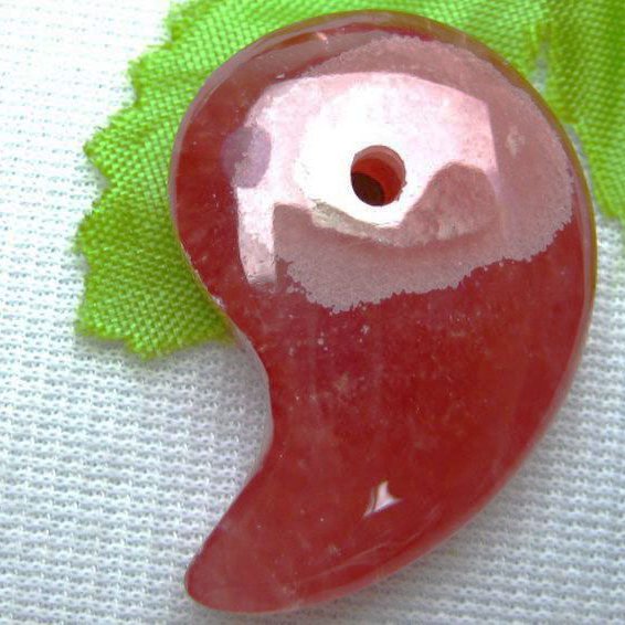 インカローズ ロードクロサイト 勾玉[K1-1382]