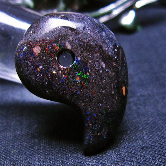 ブラックオパール 勾玉[L381-62]