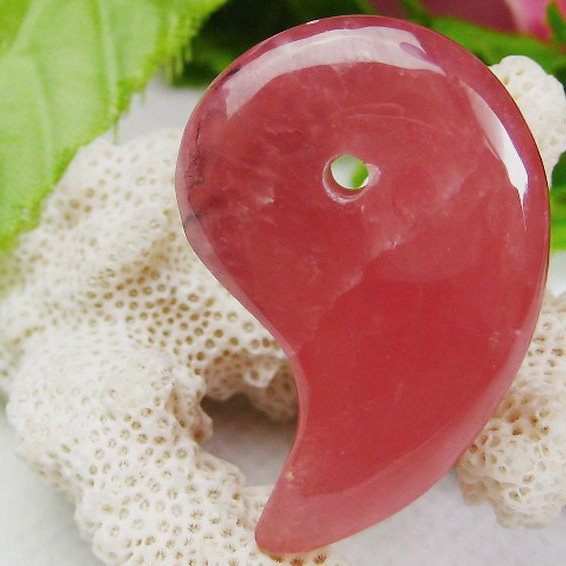 インカローズ ロードクロサイト 勾玉[K1-1350]