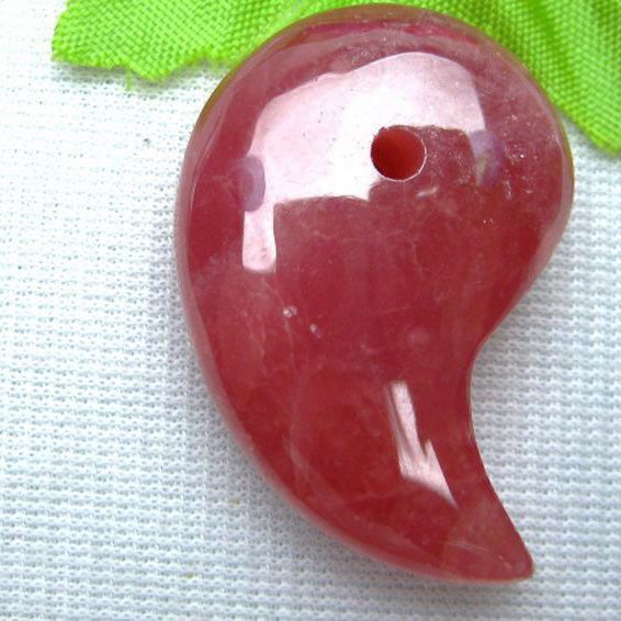 インカローズ ロードクロサイト 勾玉[K1-1376]