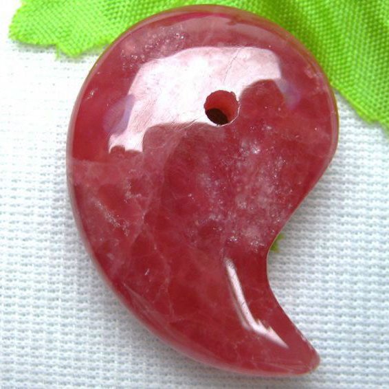 インカローズ ロードクロサイト 勾玉[K1-1385]