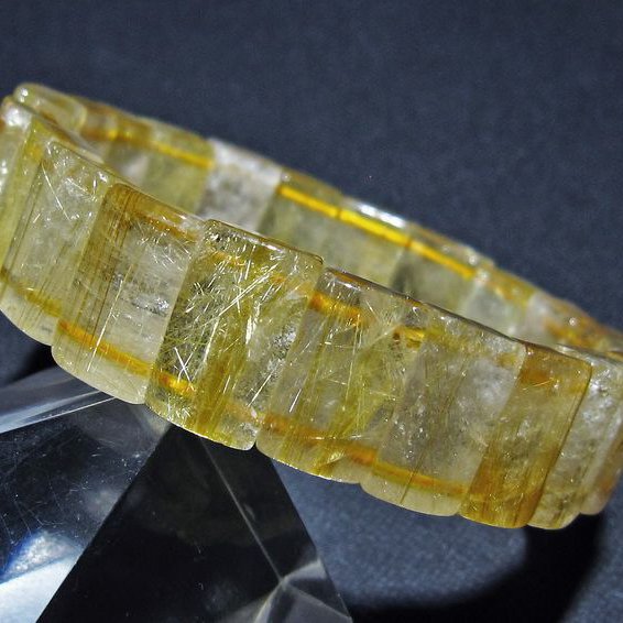 至高の装身具 タイチンゴールドルチルバングル　ブラジル産　金針水晶 ゴールドタイチンルチル バングル [t107-4474]
