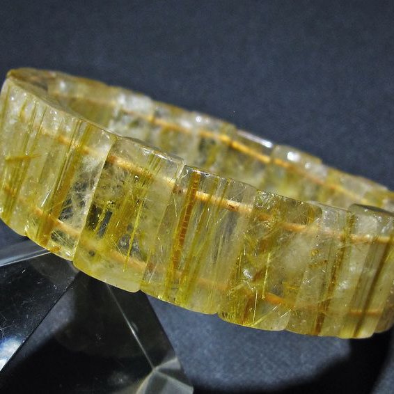 ゴールドタイチンルチル バングル [t107-4493]