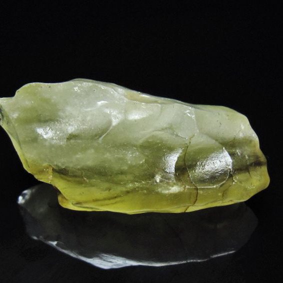 リビアングラス 原石 [t145-2709]