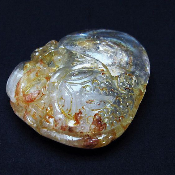 ヒマラヤ水晶 手彫り 魚 置物[T261-1179]