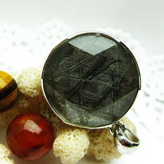 ギベオン メテオライト 大衛星 ペンダント [T352-79]