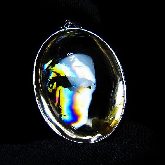 虹入り ライトニング水晶 ペンダント [t436-3179]