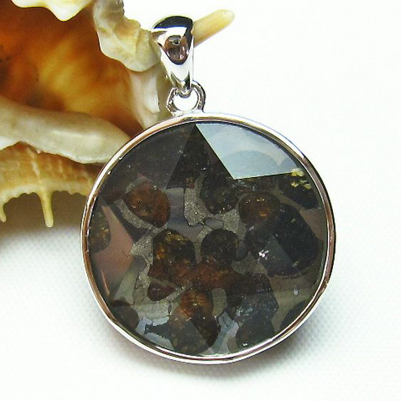 パラサイト隕石 かんらん石 大衛星 ペンダント [T453-2892]