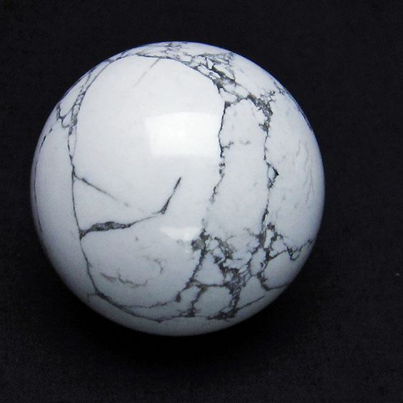 ハウライト【菱苦土石】 丸玉 48mm [t463-1722]