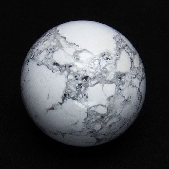 ハウライト【菱苦土石】 丸玉 43mm [t463-1755]