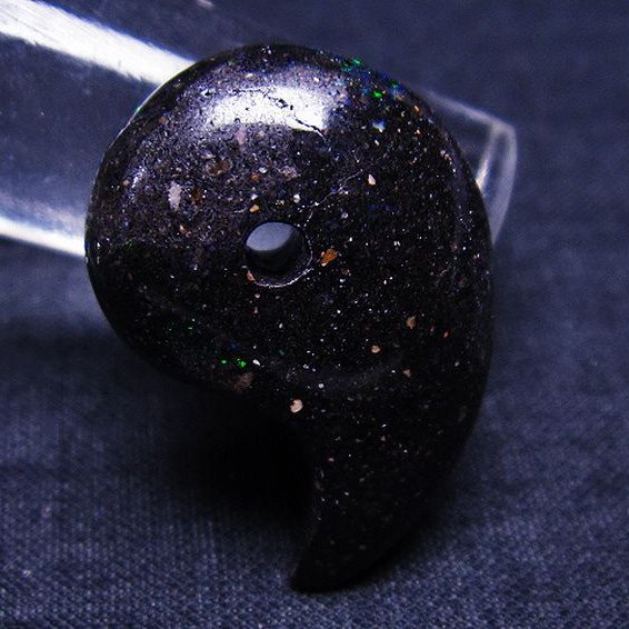 ブラックオパール 勾玉[T468-413]