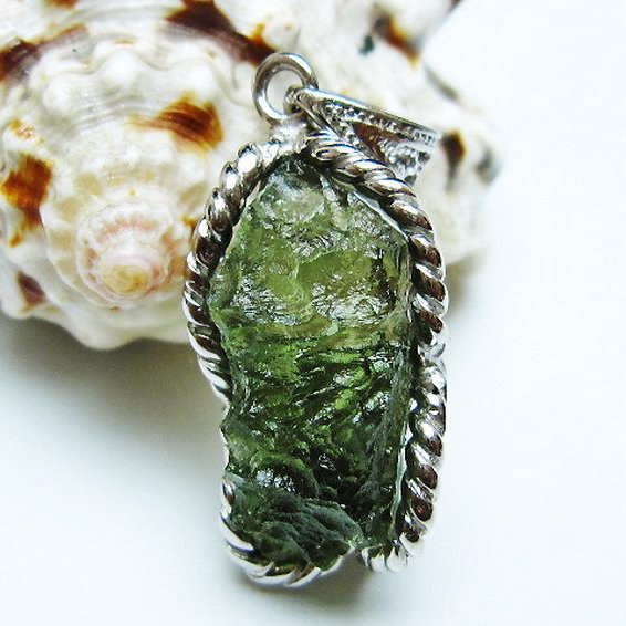 ★ご予約品 ご注文から3ヵ月後の発送予定 ty★ モルダバイト ペンダント [T525-2252]