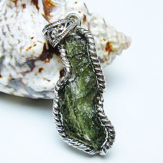 ★ご予約品 ご注文から3ヵ月後の発送予定 ty★ モルダバイト ペンダント [T525-2261]