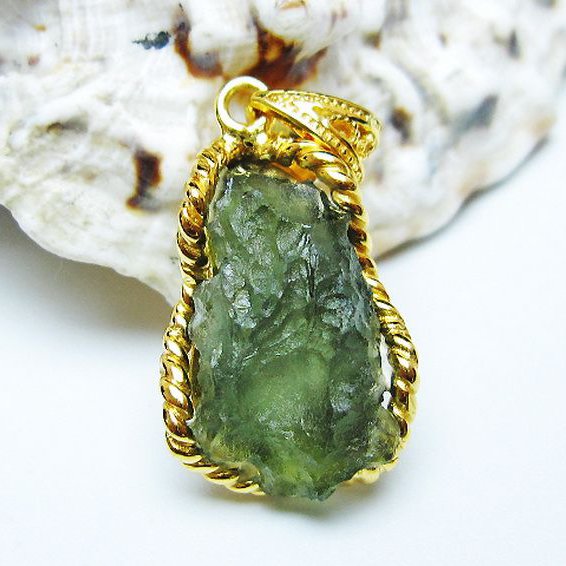 ★ご予約品 ご注文から3ヵ月後の発送予定 ty★ モルダバイト ペンダント [T525-2276]