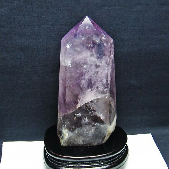 1.4Kg 虹入り アメジストファントム 六角柱[T573-5310]