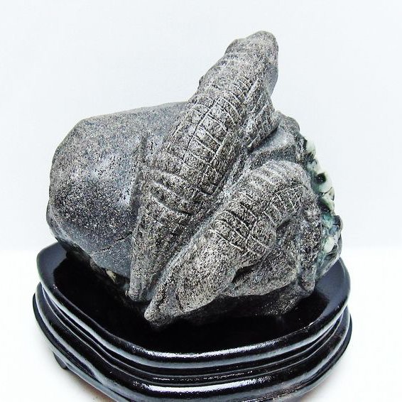 1.8Kg エメラルド 手彫り トカゲ 置物[T583-1125]