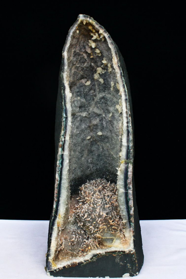 52Kg ブラジル産 アメジストドーム 個性を内包したレア紫結晶 カルサイト共生同梱不可[T611-6354]